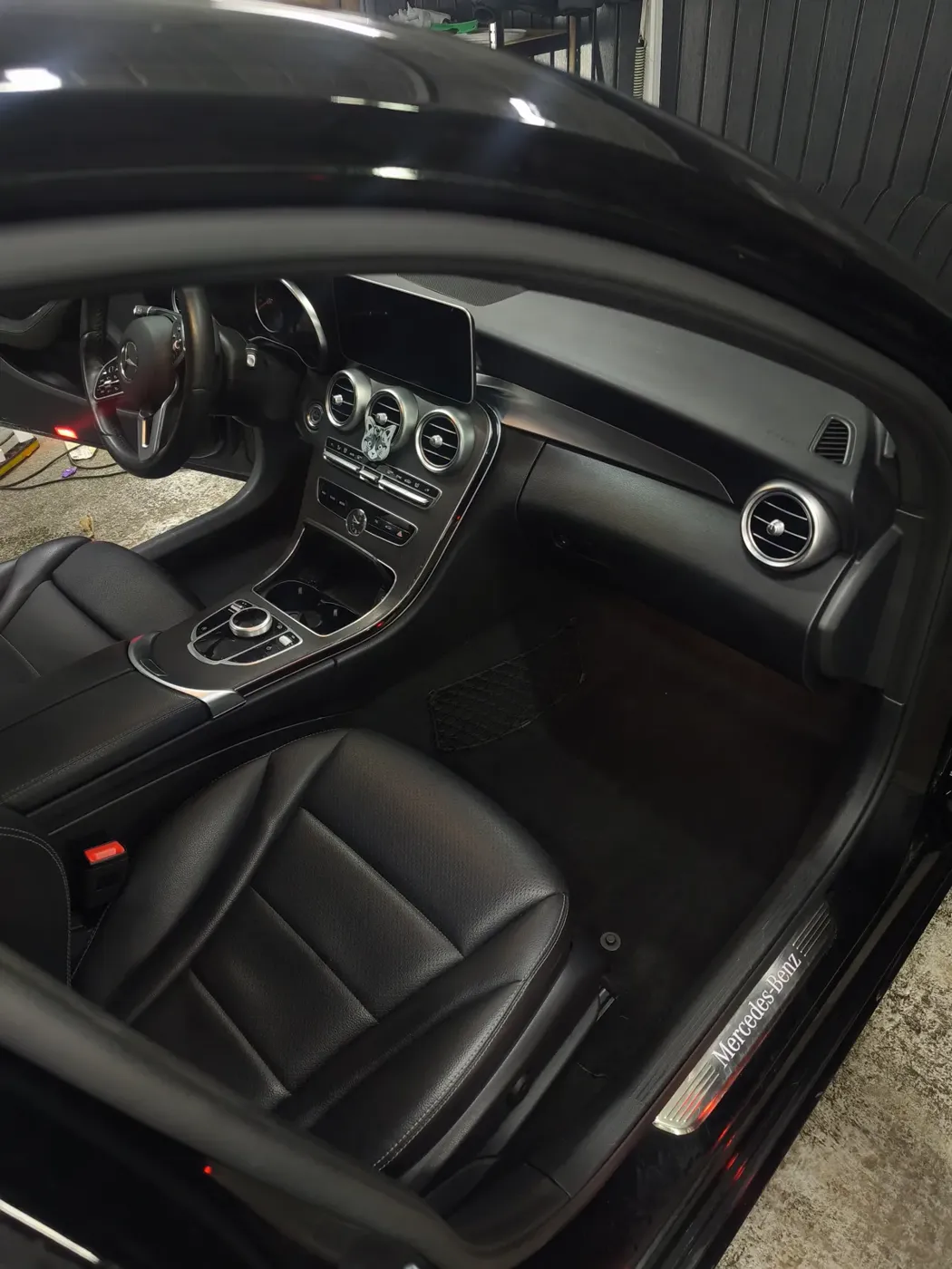 Wnętrze Mercedesa po detailingu